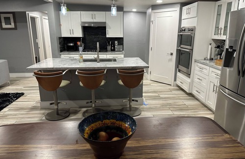 Grant - Glenn House | 5 Bedroom House, Backyard Sand Volleyball Court, Horseshoe Pit Close 2 UofA