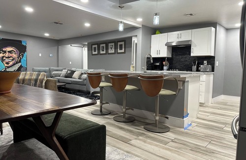 Grant - Glenn House | 5 Bedroom House, Backyard Sand Volleyball Court, Horseshoe Pit Close 2 UofA