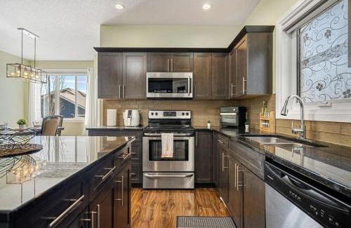 Northeast Edmonton House | 5 Bedroom House in McConachie, Near Anthony Henday, Sleeps 12, Backyard, Netflix, Free Parking