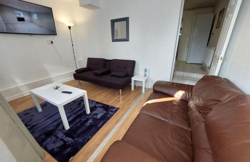 Heaton House | 5 Bedroom House in Romford