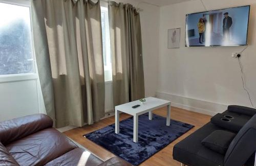 Heaton House | 5 Bedroom House in Romford