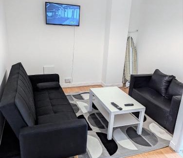 Heaton House | 5 Bedroom House in Romford
