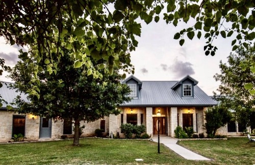 Jonesboro House | 5 bedroom house w/pool - private ranch just 1 hr from Waco
