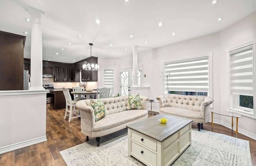Hurontario House | 5 Bedroom Luxe Home with Patio beside Square One!