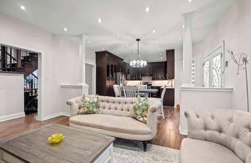 Hurontario House | 5 Bedroom Luxe Home with Patio beside Square One!
