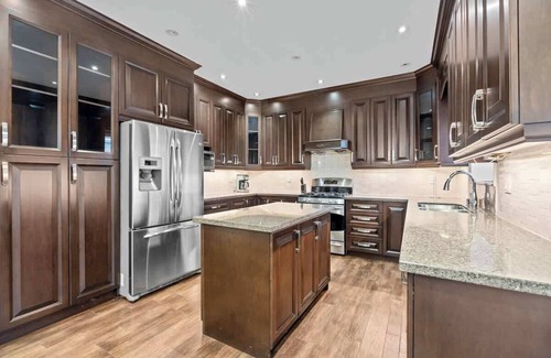 Hurontario House | 5 Bedroom Luxe Home with Patio beside Square One!