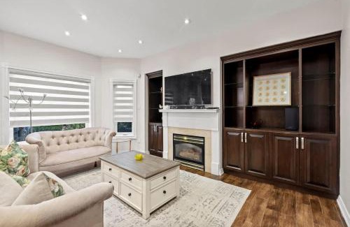 Hurontario House | 5 Bedroom Luxe Home with Patio beside Square One
