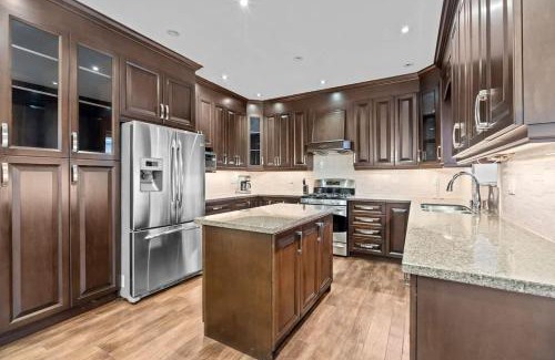 Hurontario House | 5 Bedroom Luxe Home with Patio beside Square One