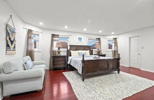 Hurontario House | 5 Bedroom Luxe Home with Patio beside Square One