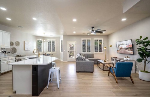 El Paso House | 5 Bedroom Modern Oasis - West El Paso Home