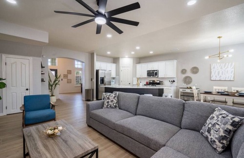 El Paso House | 5 Bedroom Modern Oasis - West El Paso Home