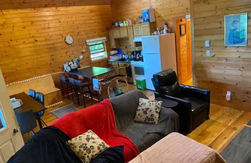 Central Frontenac Cottage | 5 bedroom Pine Cottage on Sharbot Lake - Sleeps 12