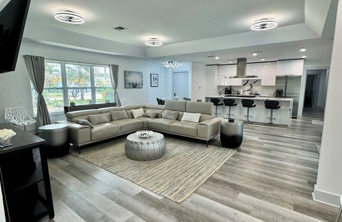 Caloosahatchee House | 5 Bedroom Pool Home Hot Tub Gulf Access Game Room Cape Coral Pets Welcome