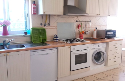 Charneca de Caparica e Sobreda Villa | 5 Bedroom Villa, Private Pool, Near Beach, Golf & Lisbon (WI-Fi)