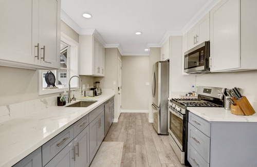 Southwest Anaheim House | 5-Bedroom Retreat Near Disneyland/Huge Backyard