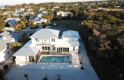 Golden Beach House | 5 bedroom stunning home. Walking distance to town and the beach.