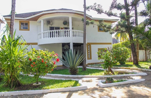 Galu Beach Villa | 5-bedroom Villa - 3 Mins Walk To The Beach