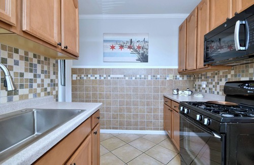 Oak Park Apartment | 5 bedroom with 5 beds and 2 bathrooms