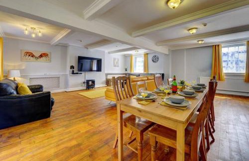 Skegby House | 5 bedrooms, sleeps up to 16, secure parking space & comfort
