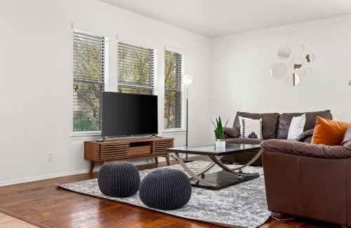 North San Antonio - SAT House | 5 Bedrooms with Chefs Kitchen 2 Masters Room and Game Lounge