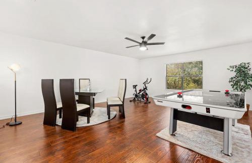 North San Antonio - SAT House | 5 Bedrooms with Chefs Kitchen 2 Masters Room and Game Lounge