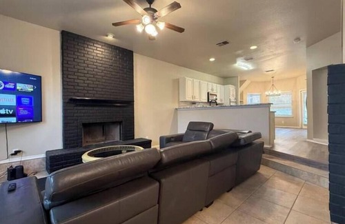 Stone Oak House | 5 beds 3 bathroom Large patio pool table stone oak