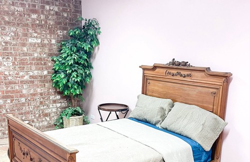 West Monroe House | 5 beds Pink house! Pet friendly!