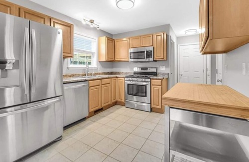Valparaiso House | 5 blocks to downtown Valparaiso, <1 hour to Chicago, close to Indiana Dunes