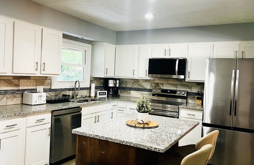 Bloomington House | 5 BR 2.5 Bath Retreat Great for Families & Groups