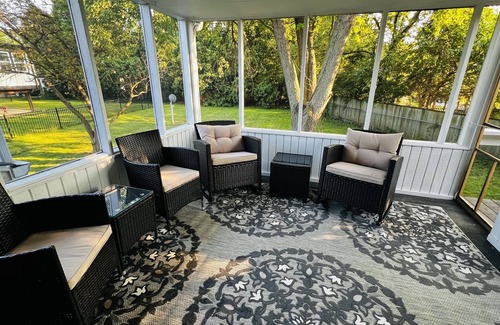 Bloomington House | 5 BR 2.5 Bath Retreat Great for Families & Groups