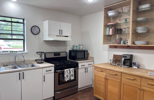 Glen Rose House | 5 BR family ranch home, near Fossil Rim, hiking, farm animals and COWBOY POOL