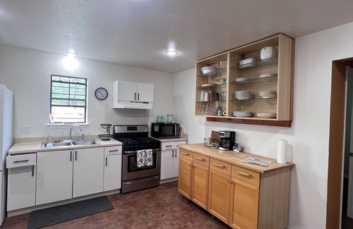 Glen Rose House | 5 BR family ranch home, near Fossil Rim, hiking, farm animals and COWBOY POOL