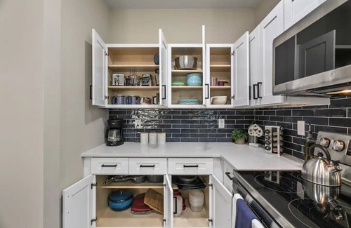 Merriam House | 5 BR home off I-35/10 Mins to Downtown