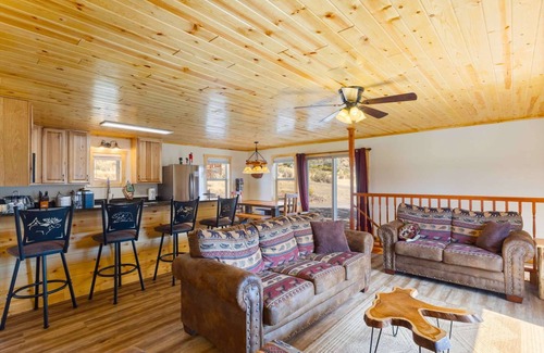 Gardiner House | 5 br house with gorgeous mountain and river view by Yellowstone