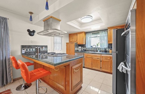 Norwalk House | 5 BR Jacuzzi | 12 mins to Disney | Knotts | Beach