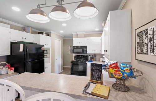 Shell Knob House | 5+ BR lakefront home w/swim dock. High Speed WiFi.
