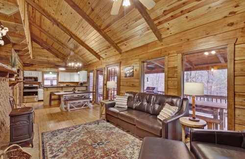Lookout Valley Neighborhood Association Cabin | 5 BR Log Cabin - Hot Tub - Pond Fishing - 2 Acres-Covered Deck - Firepit - Chattanooga -Pets Welcome
