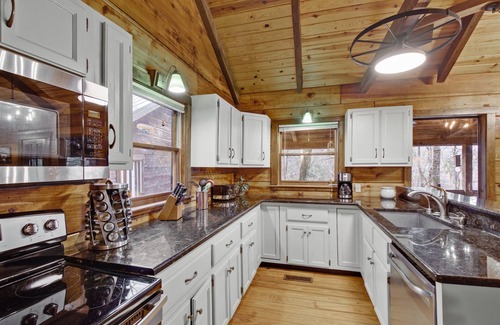 Lookout Valley Neighborhood Association Cabin | 5 BR Log Cabin - Hot Tub - Pond Fishing - 2 Acres-Covered Deck - Firepit - Chattanooga -Pets Welcome
