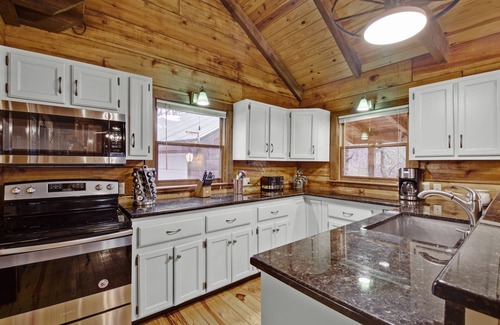 Lookout Valley Neighborhood Association Cabin | 5 BR Log Cabin - Hot Tub - Pond Fishing - 2 Acres-Covered Deck - Firepit - Chattanooga -Pets Welcome