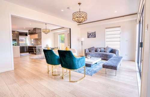 Royal Oak House | 5 BRM Luxurious Bungalow - Epsom