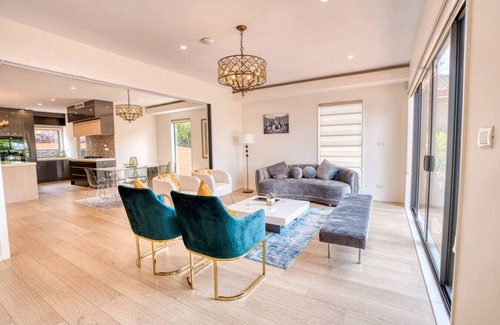 Royal Oak House | 5 BRM Luxurious Bungalow - Epsom