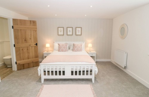 Caergeiliog Cottage | 5 CLEIFIOG FAWR, pet friendly, luxury holiday cottage in Valley