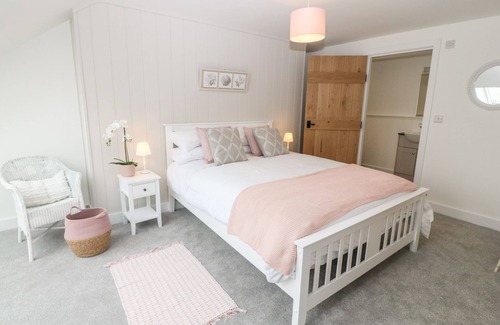 Caergeiliog Cottage | 5 CLEIFIOG FAWR, pet friendly, luxury holiday cottage in Valley