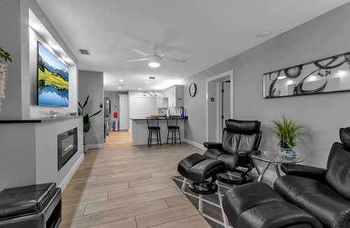 Bayshore Gardens Apartment | #5 Deluxe Queen Room w/Private Bath & Exterior Entry