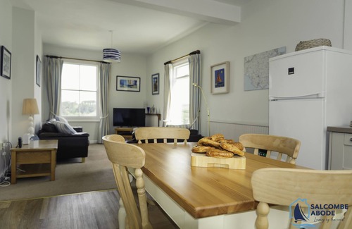 Salcombe Apartment | 5 Glenthorne-Cosy Retreat | Harbour View & Parking