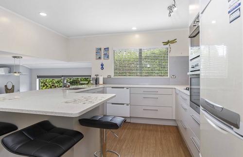Arkles Bay House | 5 Hawaiian - Arkles Bay Holiday Home