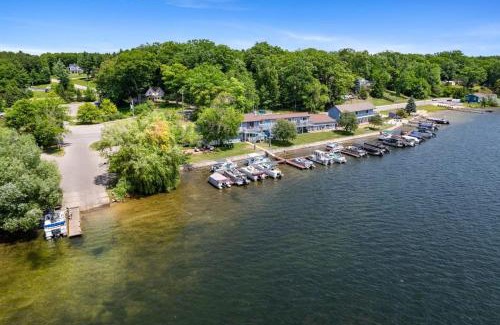 Mayfield Apartment | 5 Lodges Together by Fife Lake - Group Retreat