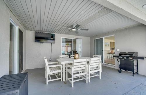 Holiday House | 5 Mi to Beach Home with Pool in Holiday!