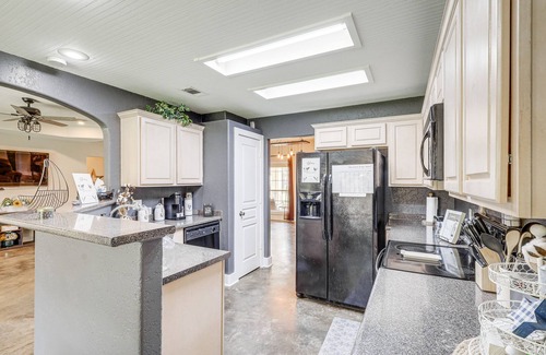 Morgans Point Resort House | 5 Mi to Belton Lake: Peaceful Home w/Hot Tub