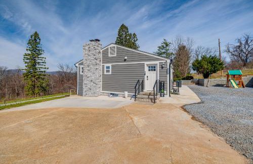 Roanoke House | 5 Mi to Dtwn Family-Friendly Home in Roanoke!